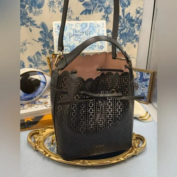 🆕 FURLA 🧿 NWOT Constanza Laser Cut Drawstring Bucket Bag, Black Leather - Picture 2 of 14